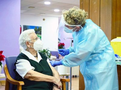 Vaccini, ieri somministrate oltre 500mila dosi. L’indice Rt sale a 0,89