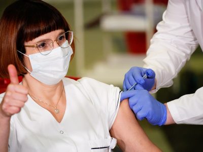 Vaccini, calo drastico delle prime dosi: -53% negli ultimi 7 giorni