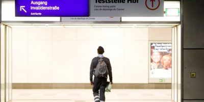 Si tracciano i passeggeri arrivati dal Regno Un...