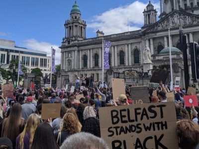 Furia a Belfast e Londra per la decisione Ue di controlli sui vaccini anti Covid