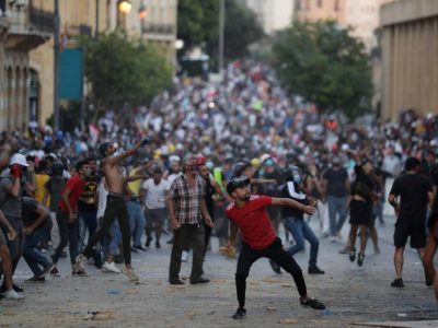 Libano, scontri fra polizia e manifestanti scesi in piazza contro il lockdown