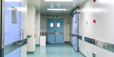 Napoli, giovane rimane ferito dalla caduta di u...