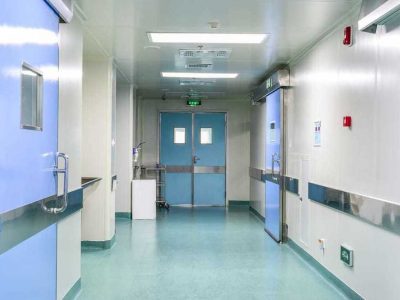 Napoli, giovane rimane ferito dalla caduta di un albero di alto fusto