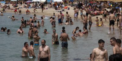Grecia, 28 gradi e le spiagge si riempiono di p...