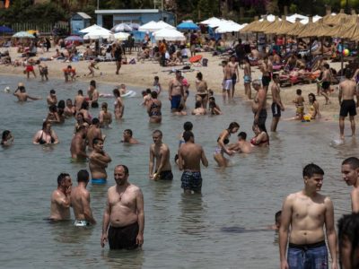 Grecia, 28 gradi e le spiagge si riempiono di persone alla ricerca di refrigerio
