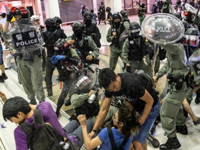 Nuova ondata repressiva ad Hong Kong, arrestate 11 persone in un raid