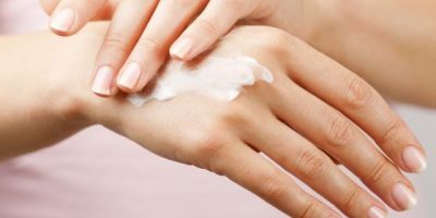 Come proteggere mani e unghie dal gelo invernale