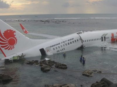 Indonesia, si cercano le scatole nere dell’aereo caduto in mare
