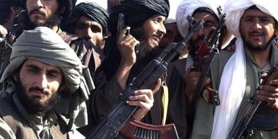 Afghanistan, bambini lanciati ai soldati strani...