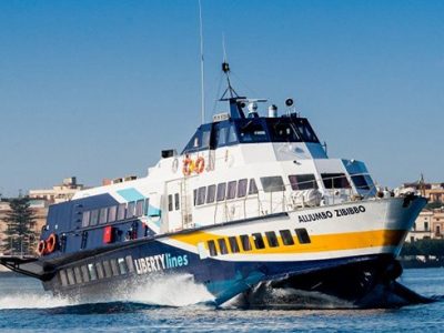 Onda anomala investe il onda anomala ha investito il “Calipso” della Liberty Lines ne...