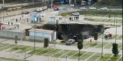 Napoli, paura per l’enorme voragine nel p...