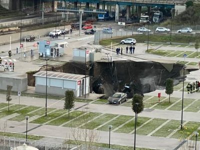 Napoli, paura per l’enorme voragine nel parcheggio dell’Ospedale del Mare