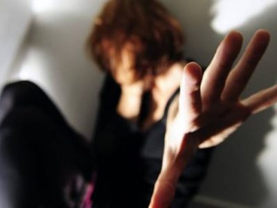 Segregata in casa, picchiata con un bastone e violentata a turno da tre aguzzini