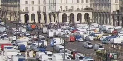 Torino, gli ambulanti extralimentari protestano...