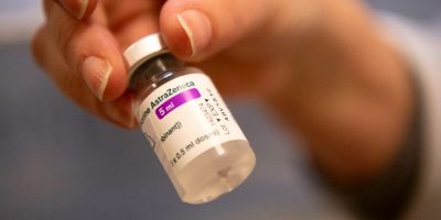 Il vaccino AstraZeneca cambia nome e bugiardino...