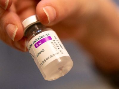 Il vaccino AstraZeneca cambia nome e bugiardino: si chiamerà ‘Vaxzevria’