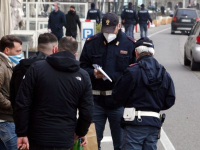 Covid, allarme per l’aumento dei casi: si va verso il lockdown totale?