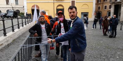 Roma, Montecitorio: cittadini incatenati, il Go...