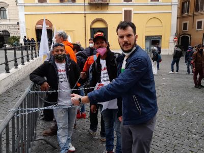 Roma, Montecitorio: cittadini incatenati, il Governo deve ascoltarci