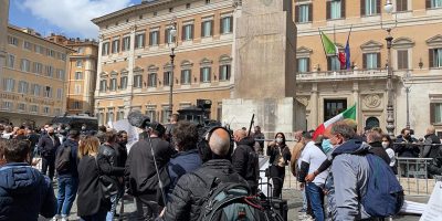 Roma, caos a Montecitorio:  scontri, si chiede ...