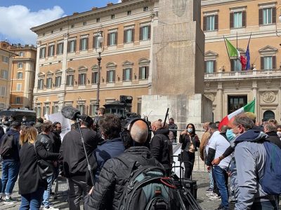 Roma, caos a Montecitorio:  scontri, si chiede ai poliziotti solidarietà: diretta