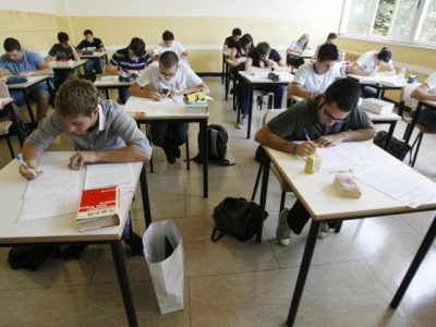 Rientro a scuola tra proteste e controlli