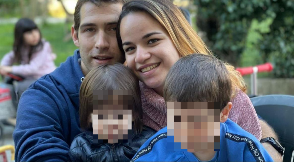 Eitan Biran accanto ai genitori e al fratello minore