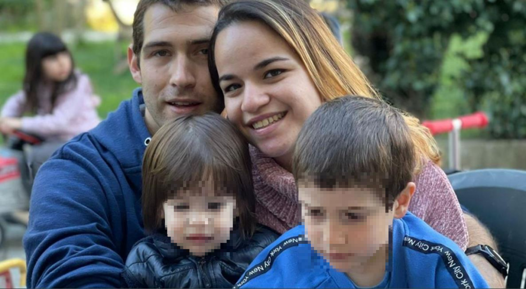 In alto da sinistra Amit Birat e Tal Peleg, insieme ai figli Tom e Eitan