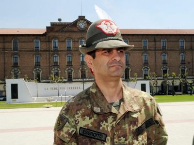 Vaccini, Figliuolo alle Regioni: “Corsia preferenziale ai prof negli hub”