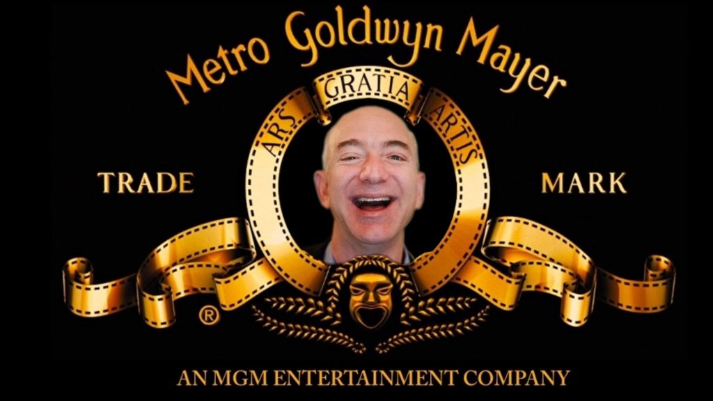 Jeff Bezos all'interno dello storico logo della MGM (Twitter)