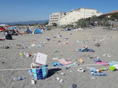 Legambiente lancia l’allarme: “Troppi i rifiuti sulle spiagge italiane”