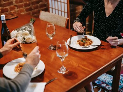 Ristoranti in zona bianca: all’aperto nessun limite, in 6 a tavola al chiuso