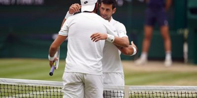 Djokovic trionfa a Wimbledon, ma tanto di cappe...