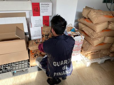 Ripieno degli involtini primavera pestato coi piedi: chiuso ristorante cinese