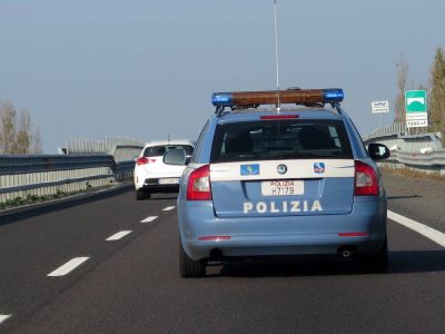 Vivono in auto dopo aver perso casa e lavoro, la Polizia Stradale li aiuta