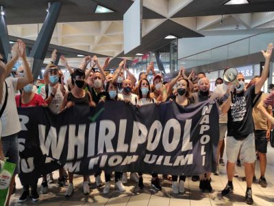 Whirlpool, i lavoratori “non mollano” e occupano i binari dell’Alta Velocità
