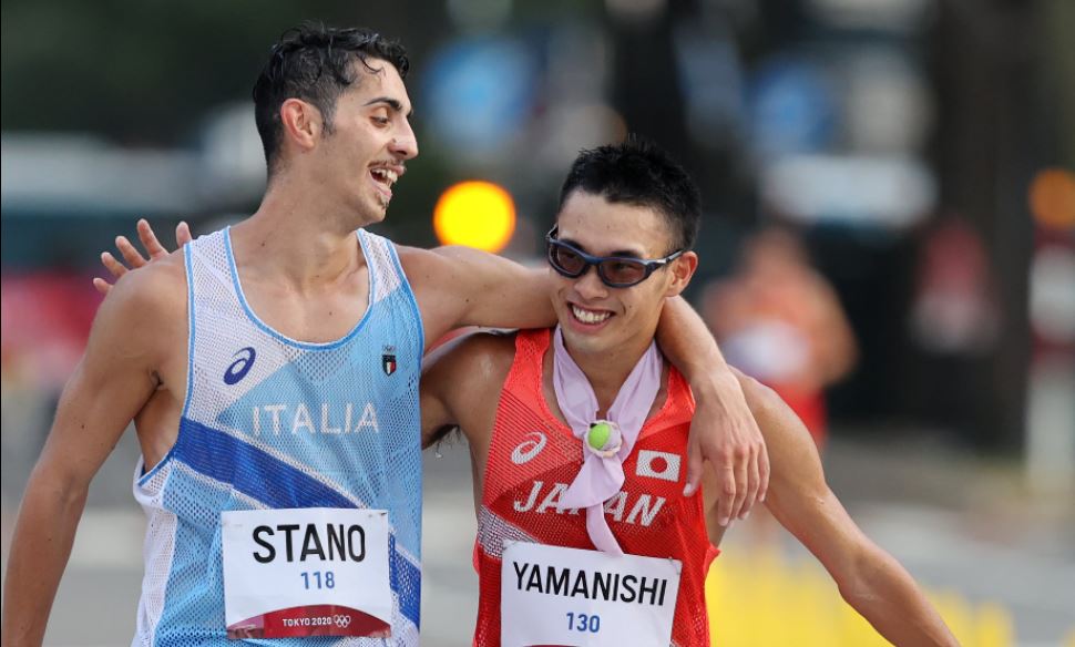 L'abbraccio tra Massimo Stano e il giapponese Yamanishi