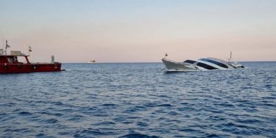 Yacht di lusso affonda davanti agli occhi incre...