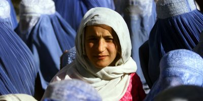 Afghanistan, le donne vanno in piazza con carte...