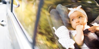 Lasciano la figlia in auto sotto il sole: salva...