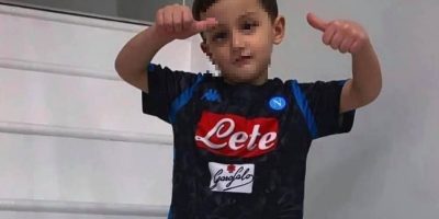 Bimbo caduto dal balcone a Napoli, il gip conva...