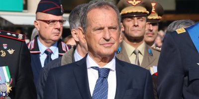 In piedi Signori, davanti a una Donna