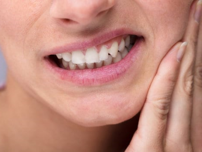 Che cos’è il bruxismo e quali sono i sintomi e le cause scatenanti