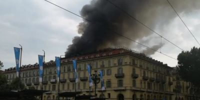Incendio nelle mansarde di un palazzo a  Torino