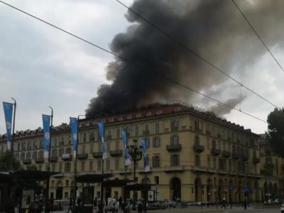 Incendio nelle mansarde di un palazzo a  Torino