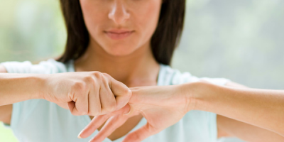 Scrocchiare le dita: una pratica deleteria o in...