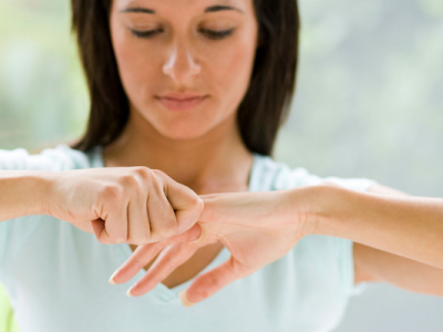 Scrocchiare le dita: una pratica deleteria o innocua per le articolazioni?