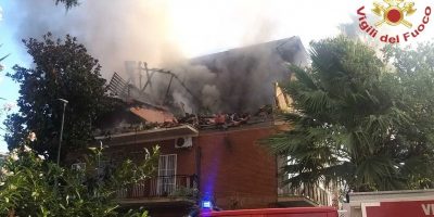 Roma, esplosione in una palazzina di Tor Bella ...