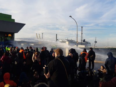 Porto di Trieste, la polizia caccia via i manifestanti con gli idranti