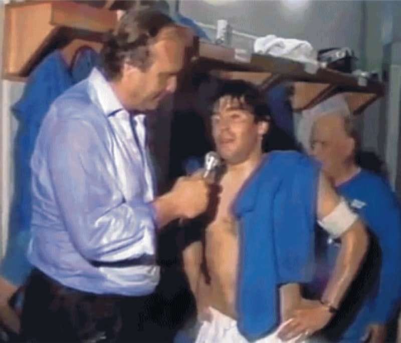 Giampiero Galeazzi intervista Diego Armando Maradona nello spogliatorio del Napoli dopo la vittoria dello scudetto nel 1987